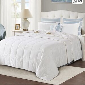 Like new Globon Down Blanket, white king size
